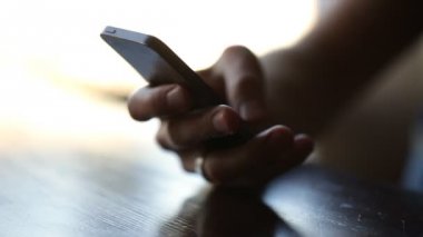 Eller yakından telefonu kafede kullanır.