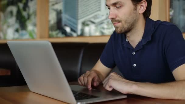 Hombre escribiendo en un ordenador portátil — Vídeos de Stock