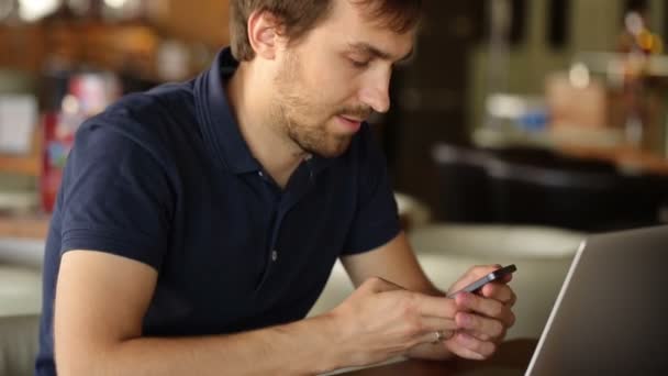 Člověk využít chytrý telefon v kavárně — Stock video