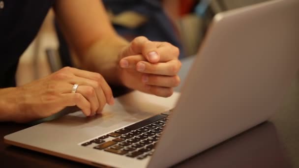 Mãos masculinas digitando no computador portátil — Vídeo de Stock