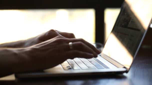 Mężczyzna ręce pisania na laptopa — Wideo stockowe