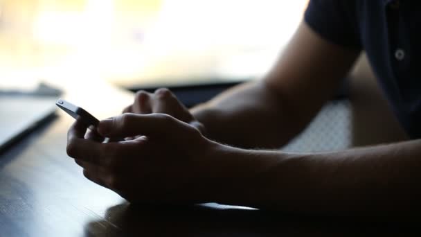 Manos masculinas escribiendo en la computadora del teléfono — Vídeos de Stock