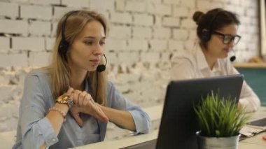 Müşteri Servisi takım kadın çağrı merkezi operatörü telefon gülümseyen