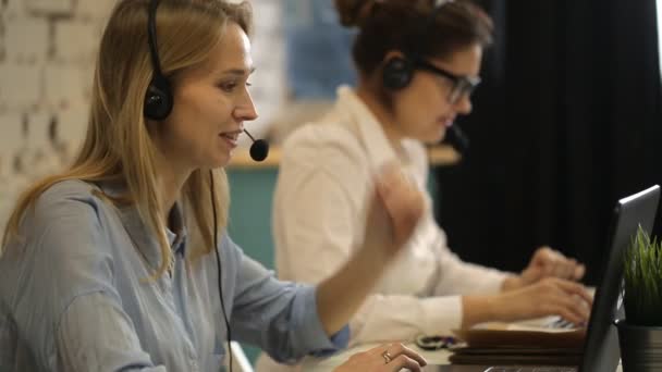 Dos hermosas empresarias trabajando — Vídeos de Stock