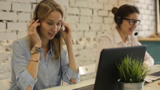 Kundenservice-Team Frau Call Center lächelnd Betreiber Telefon — Stockvideo