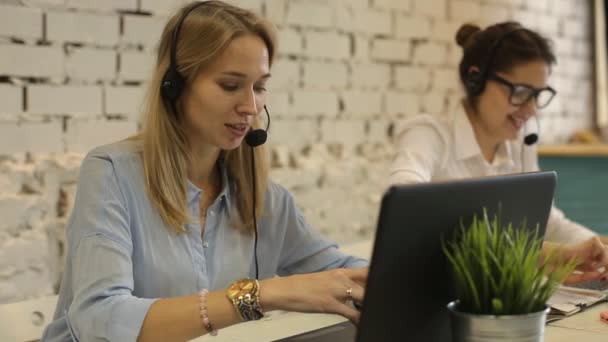 Servicio al cliente equipo mujer centro de llamadas sonriente operador de teléfono — Vídeo de stock