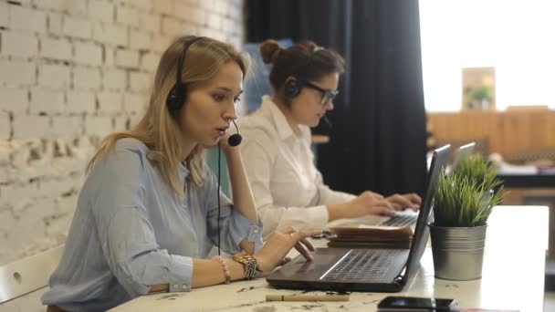 Müşteri Servisi takım kadın çağrı merkezi operatörü telefon gülümseyen — Stok video