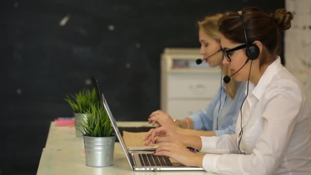 Operadores de call center — Vídeo de Stock