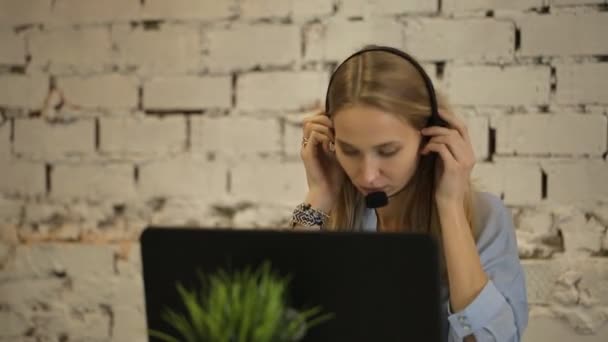 Portrait of happy smile female customer support phone operator — Stok Video