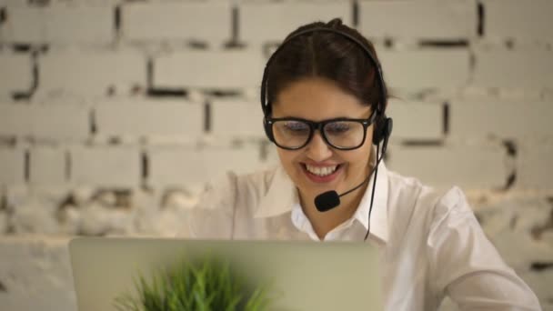 Pozitív lány dolgozik a call center — Stock videók