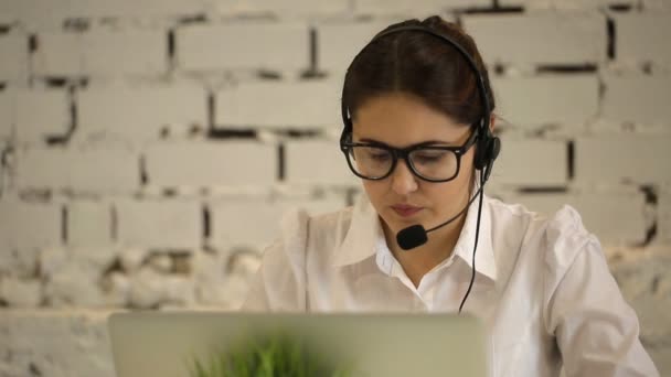 Positieve meisje werken in het callcenter — Stockvideo