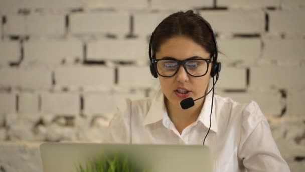 Positives Mädchen arbeitet im Callcenter — Stockvideo