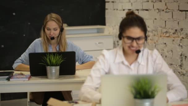 Klant ondersteuning exploitant werken in een callcenter — Stockvideo