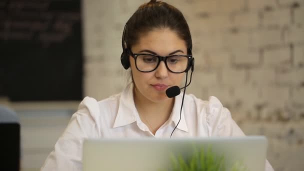 Pozitív lány dolgozik a call center — Stock videók