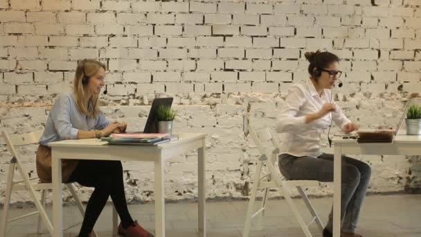 Two young businesswomen having a meeting in the office sitting — Stock Video