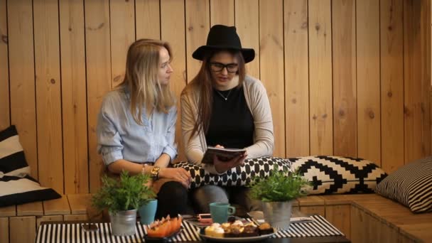 Concepto de amistad y felicidad - dos chicas leyendo revista — Vídeos de Stock