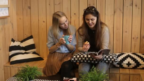 Duas meninas ler revista e rindo — Vídeo de Stock