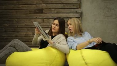 konuşmaya ve bir dergi okuma iki kız
