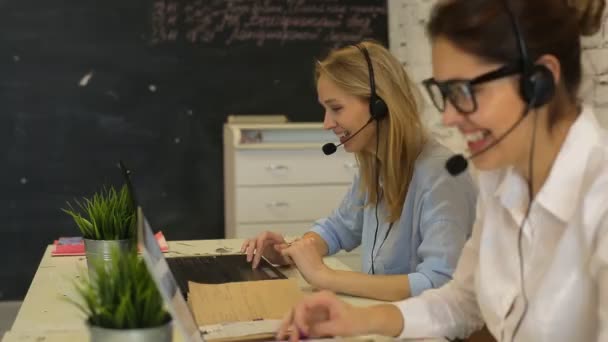 Dos hermosas empresarias trabajando — Vídeos de Stock