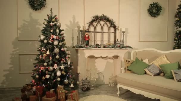 Glückliches Mädchen öffnete Weihnachtsgeschenke — Stockvideo