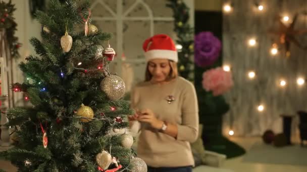 Twee vrienden versieren van een kerstboom — Stockvideo