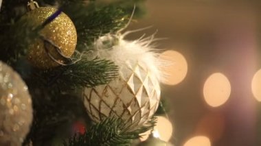 Kız güzel Noel ağacı oyuncak üzerinde asılı