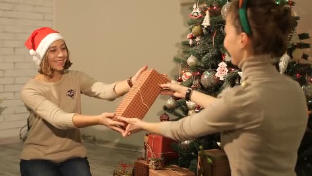 Niñas felices dan regalos de Navidad — Vídeos de Stock