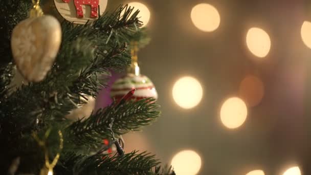 Menina pendura em um belo brinquedo de árvore de Natal — Vídeo de Stock