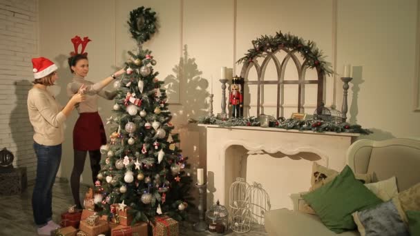 Dos chicas decorando el árbol de Navidad — Vídeos de Stock