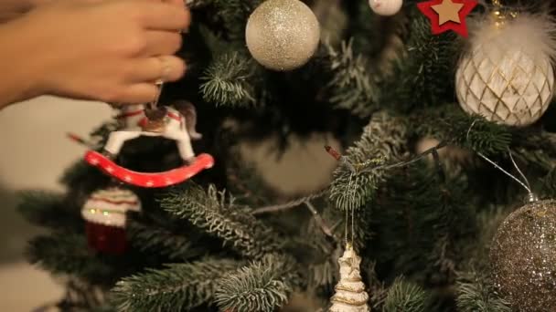 Chica cuelga en un hermoso árbol de Navidad juguete — Vídeos de Stock