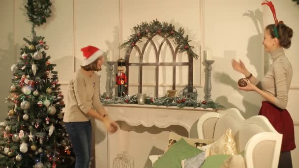 Zwei Mädchen dekorieren ein Zimmer für Weihnachten — Stockvideo