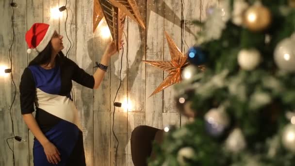 Девушка украшает комнату на Рождество — стоковое видео