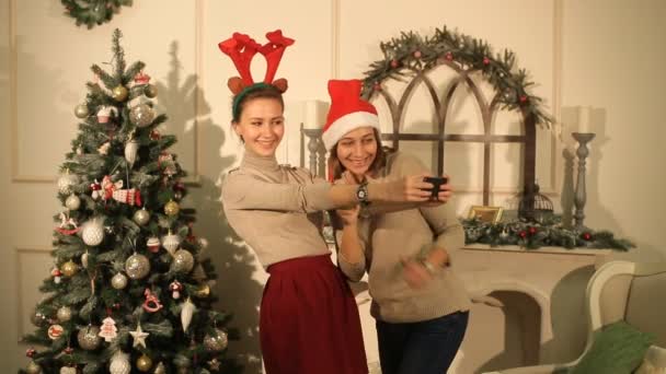 Deux belles jeunes filles s'amusent à la fête du Nouvel An et font du selfie — Video