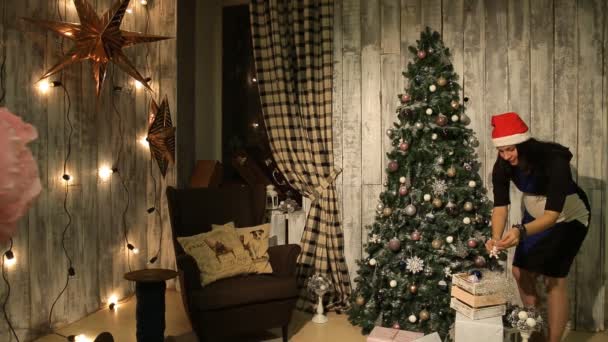 Chica decora una habitación para la Navidad — Vídeo de stock