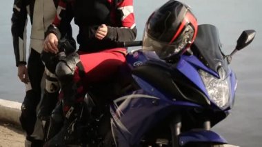 Genç çift aşık haviing eğlenceli motosiklet