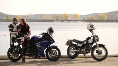 Rıhtımlar üzerinde motosiklet severler haviing eğlenceli genç Çift