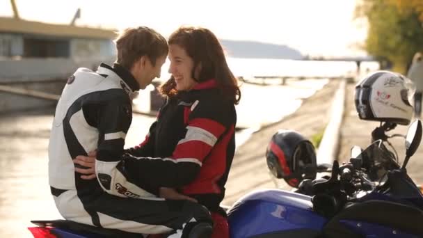 Молодая пара влюбленных веселится на мотоцикле — стоковое видео