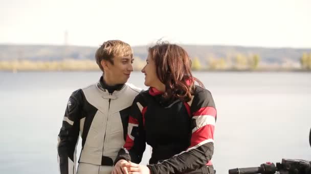 Fiatal pár szerelmesek haviing fun-motorkerékpár — Stock videók