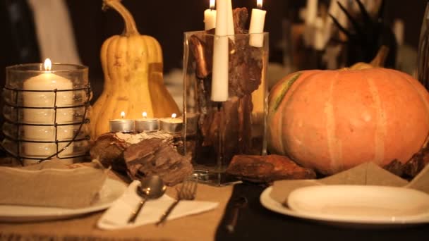 Svíčka a dýně na stůl — Stock video