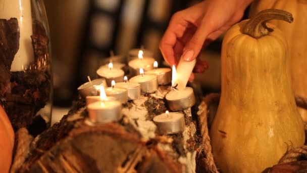 Vela y calabazas en una mesa — Vídeos de Stock