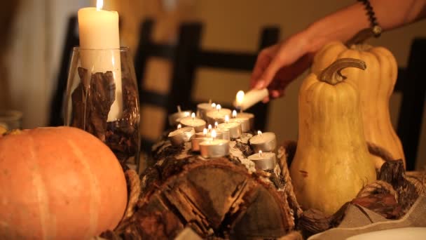 Kaars en pompoenen op een tafel — Stockvideo