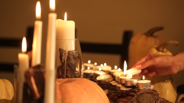 Свечи и тыквы на столе — стоковое видео