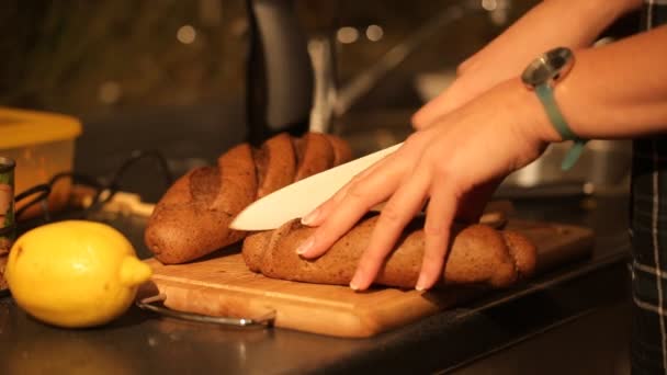 Она нарезала хлеб на праздничном столе — стоковое видео