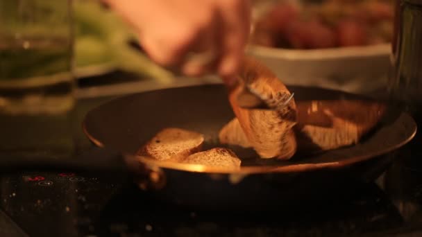 Kadın şenlikli bir tablo tost kavurma — Stok video