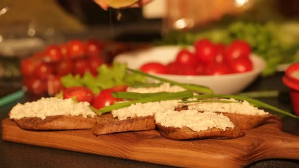 Ragazza spruzzando succo di limone su panini festivi — Video Stock