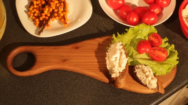 Meisje maakt broodjes voor de feestelijke tafel — Stockvideo