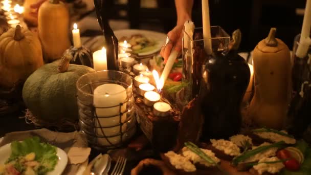 Kaars en pompoenen op een tafel — Stockvideo