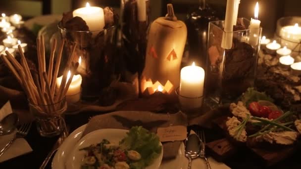 Feestelijke tafel decoratie voor Halloween — Stockvideo