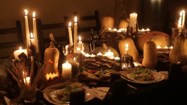 Decoraciones de mesa festivas para Halloween — Vídeos de Stock