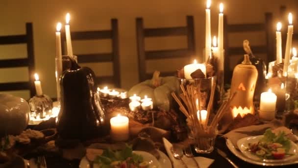 Святкові прикраси столу на Хеллоуїн — стокове відео